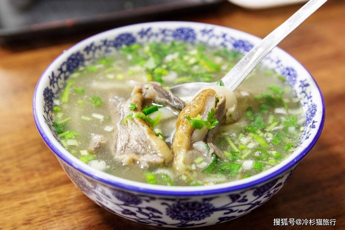 浓白色的羊肉汤里白色的是什么东西