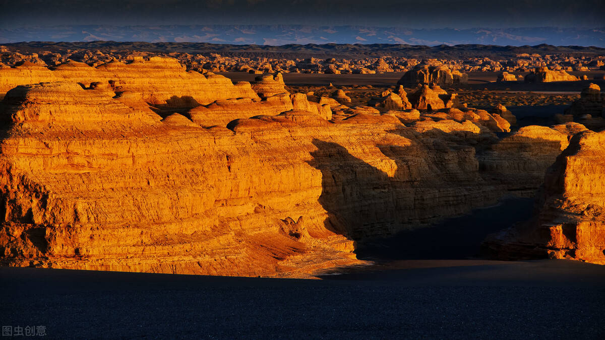 鸣沙山鸣沙山,古代称神沙山,沙角山.
