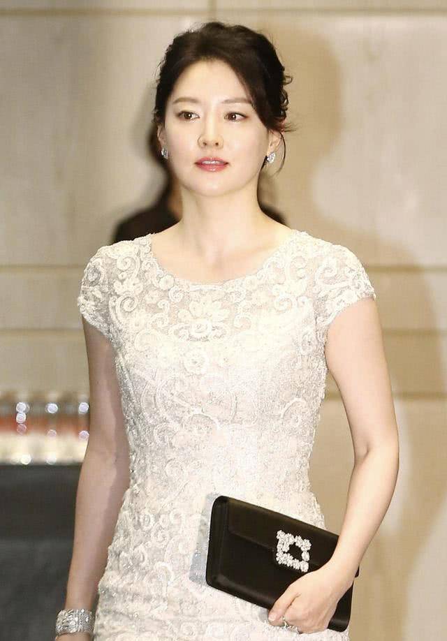 设计|李英爱的高级贵妇感很难被超越，穿刺绣鱼尾连衣裙，美得不可方物