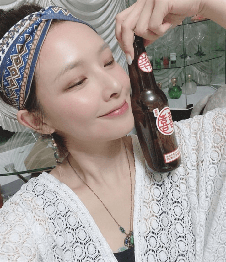 原创喝酒喝到双颊泛红骄女吴婉君素颜真面目眉毛不见了