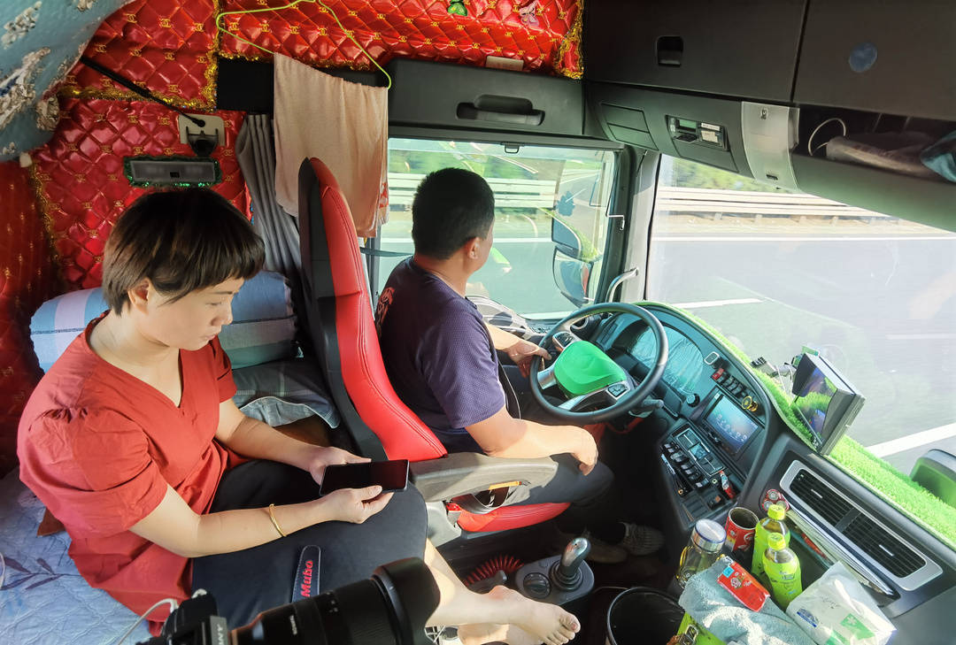 跟车24小时:你可能不知道的卡车司机生活|一首车轮上的中国奋斗诗