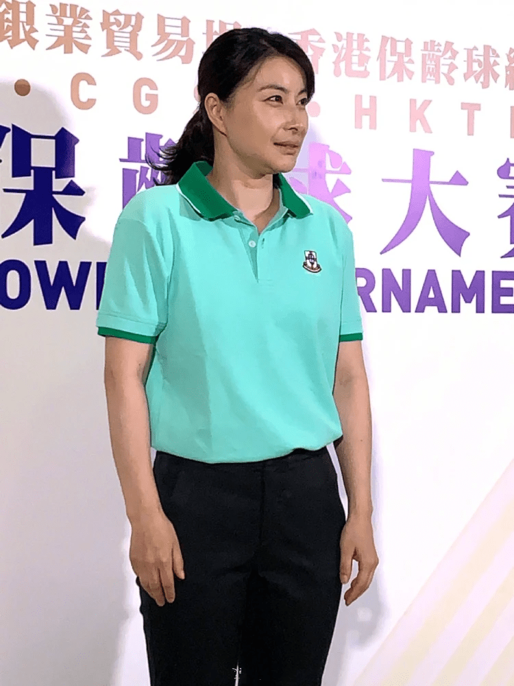 郭晶晶|郭晶晶向来低调，穿基础款还配89元帆布鞋，和老公十指紧扣真幸福