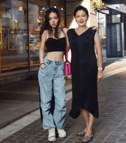 方面|哈文越活越年轻，穿泡泡袖上衣配直筒裙，干练知性又不乏少女感