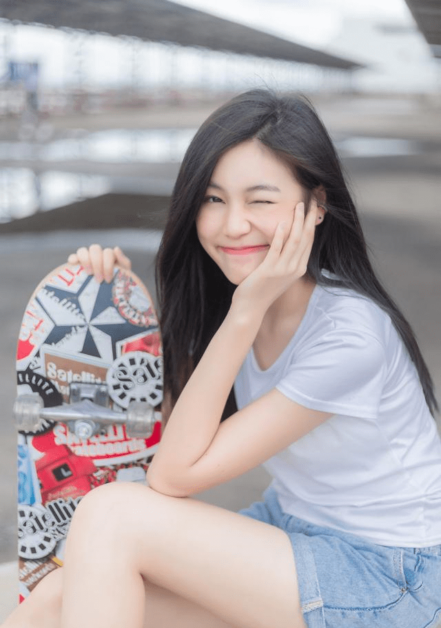 女孩子|俏皮可爱的越南姑娘，T恤配短裤的简约穿搭，看起来格外青春活力