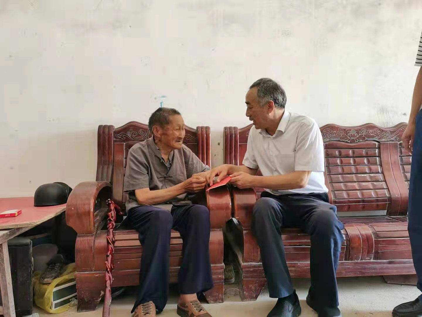 亳州市副市长应国君慰问大李集村老党员