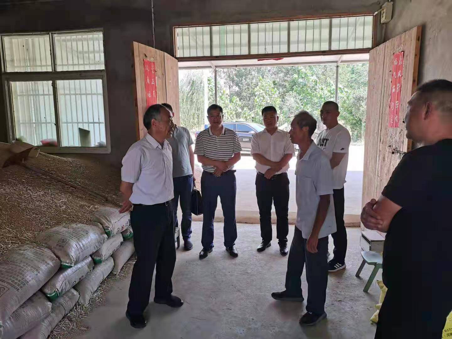 亳州市副市长应国君慰问大李集村老党员