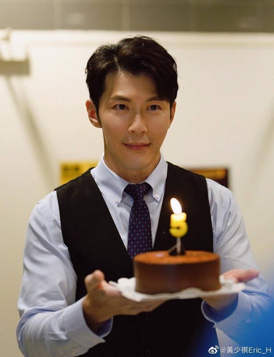 黄少祺晒照庆50岁生日脸部皱纹罕见状态好被指冻龄模样似30岁