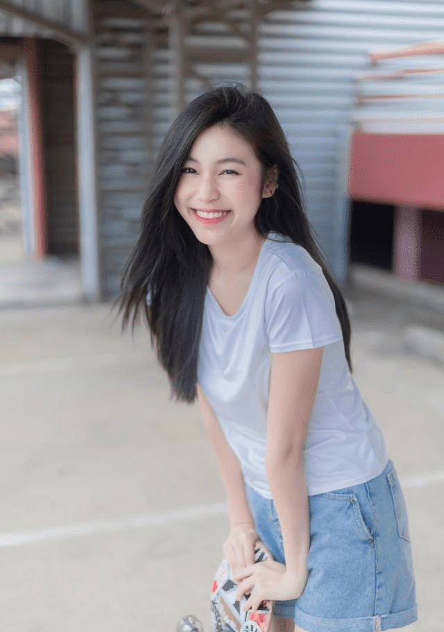 女孩子|俏皮可爱的越南姑娘，T恤配短裤的简约穿搭，看起来格外青春活力