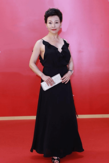 黑色|陈冲60岁仍招摇，烟熏妆配“露胃裙”真有超模范，沙漏身材太赞了