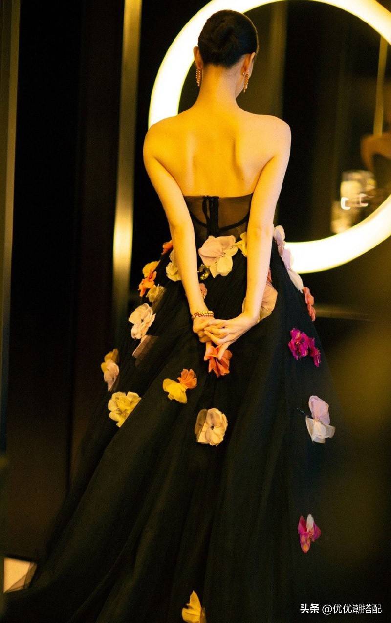 魅力|倪妮不愧是“妖精”身段妖娆！抹胸长裙穿得好紧绷，撩人指数满分