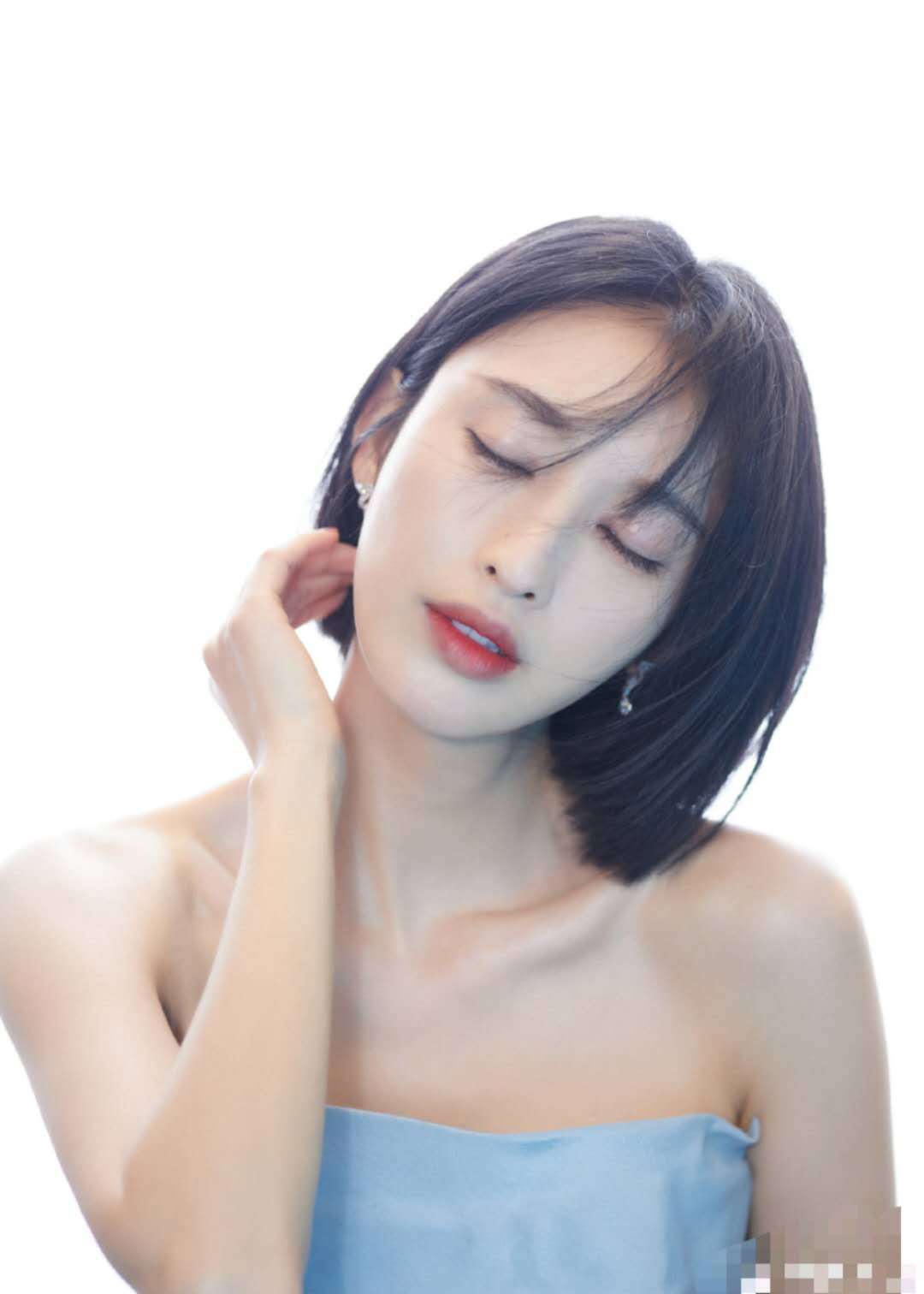 黑色|35岁张俪真放得开，穿抹胸裙撩裙摆秀长腿，锁骨窝深得可以养鱼！