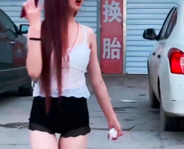 裤衩|保定“裤衩姐”衣着清凉街头漫步,大爷啧啧称奇,大妈怒目而视