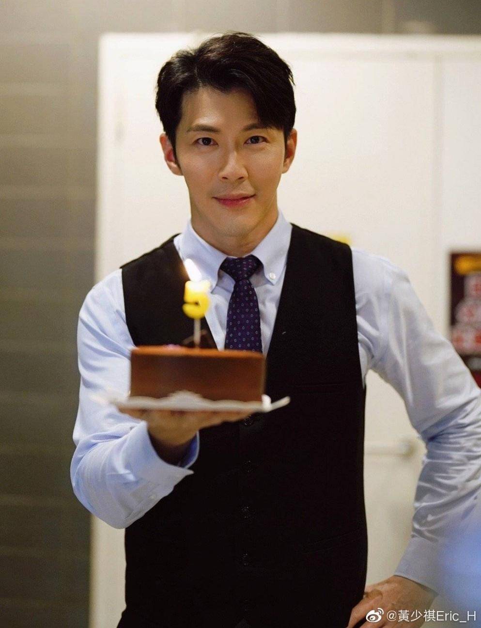 黄少祺晒照庆50岁生日脸部皱纹罕见状态好被指冻龄模样似30岁