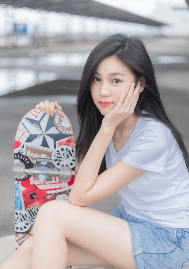 女孩子|俏皮可爱的越南姑娘，T恤配短裤的简约穿搭，看起来格外青春活力