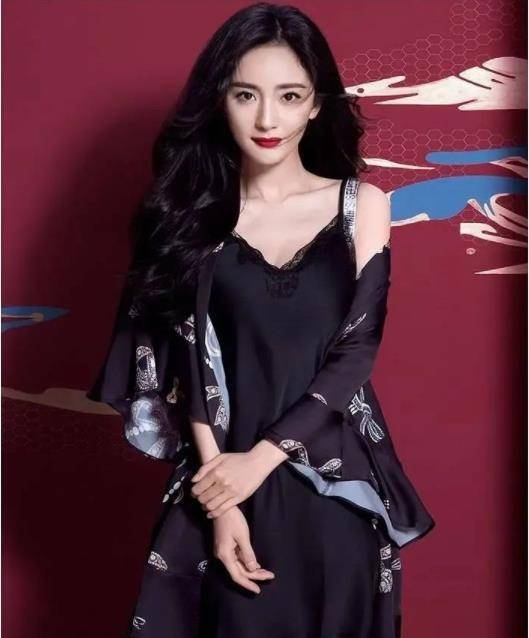 黑色|杨幂吊带真丝睡衣大秀好身材！雪肤娇嫩性感撩人