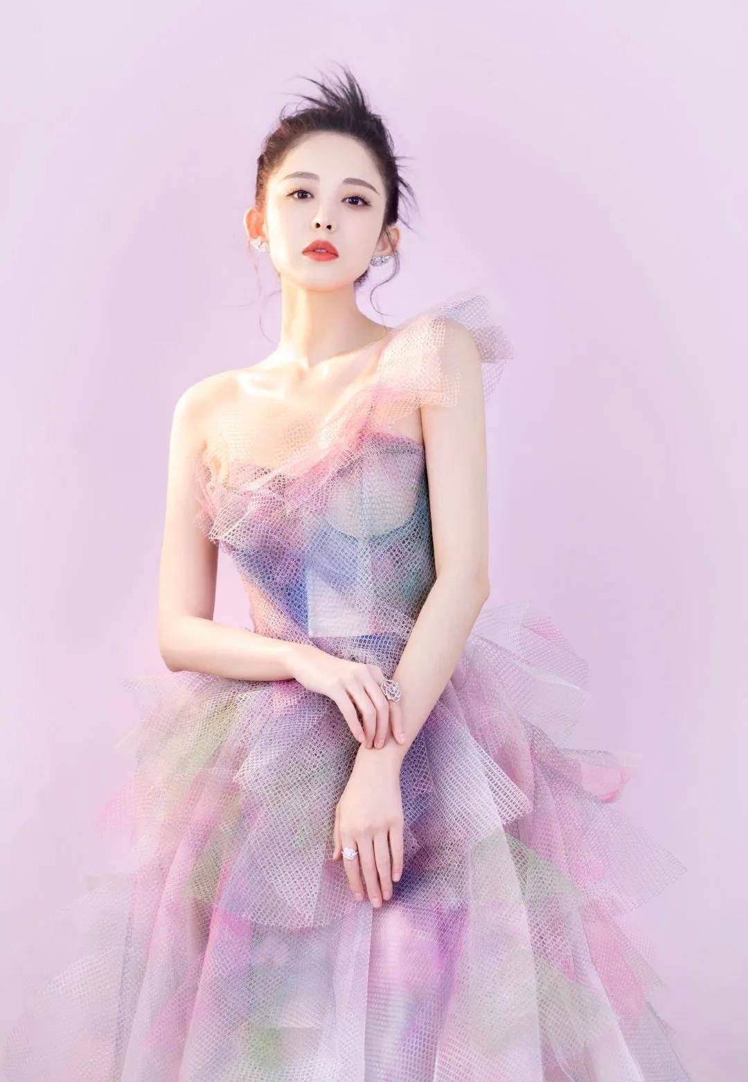 显得|古力娜扎又上热搜了！穿抹胸花朵裙配丸子头，真的是绝美花仙子