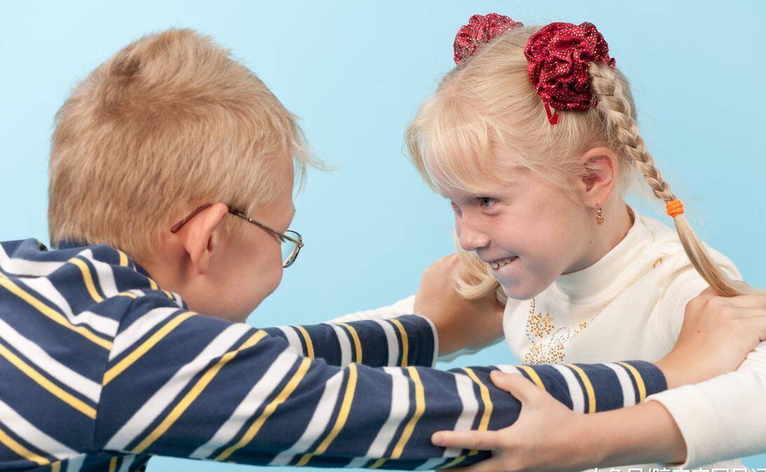 冲突|孩子在幼儿园被欺负，别再教他“打回去”，掌握这3点更重要