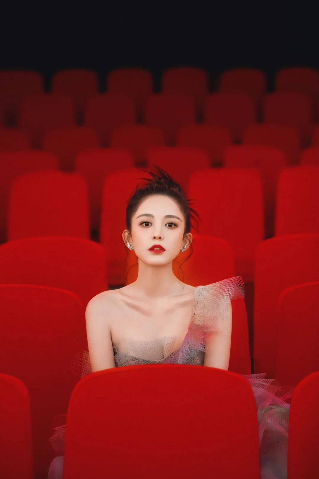 显得|古力娜扎又上热搜了！穿抹胸花朵裙配丸子头，真的是绝美花仙子