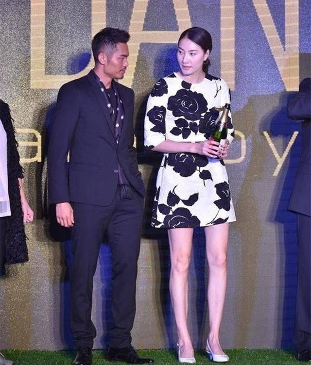 显得|谢杏芳带儿子游泳，腿又白又长但素颜有斑，穿泳装身材下垂严重！