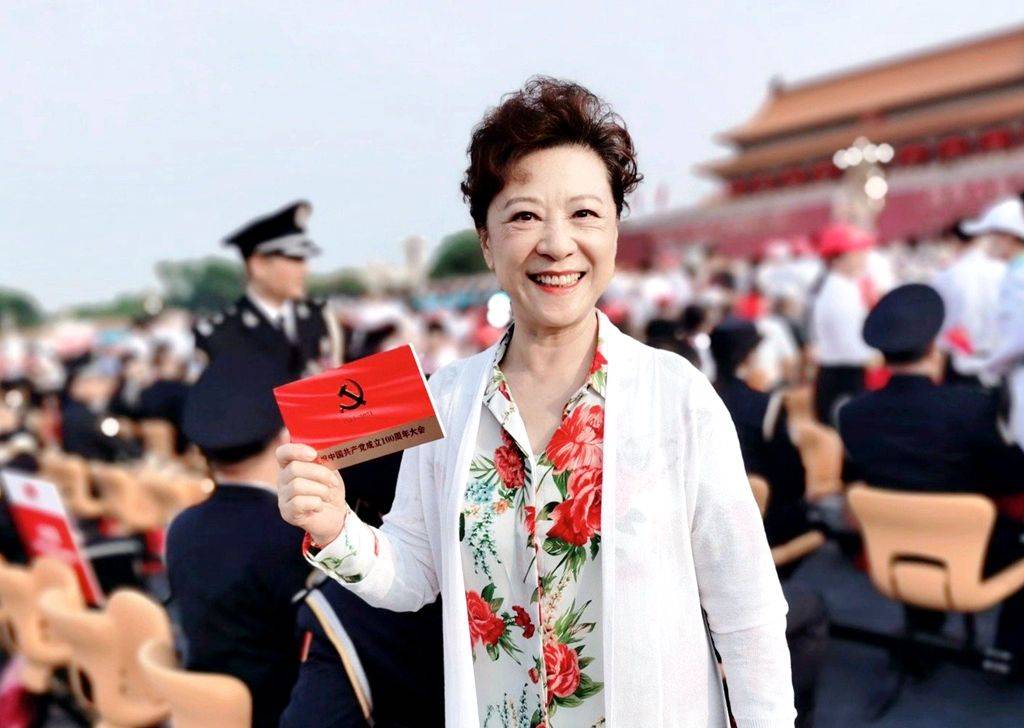 感觉|71岁王馥荔也太漂亮了，在街头拍到她穿花衬衫白裤子，气质高贵！