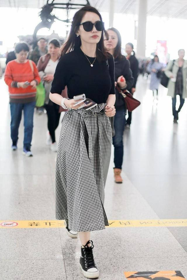 帆布鞋|33岁马蓉走机场“巨星范”十足,半身裙搭打底衫,简约大气有派头