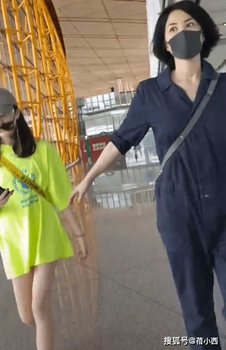 身材|王菲带二女儿李嫣走机场，又现简约穿搭，李嫣比妈妈更“佛系”