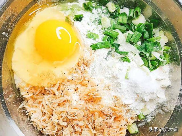葱花|1勺面粉,1个鸡蛋,1把葱,不用和面就把早餐搞定