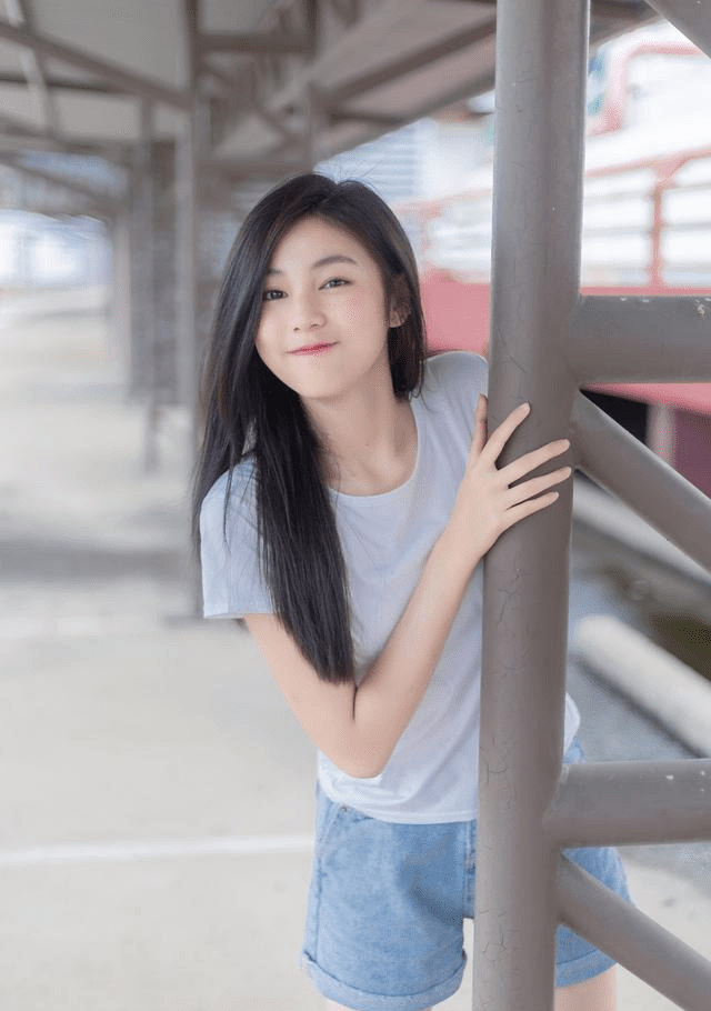女孩子|俏皮可爱的越南姑娘，T恤配短裤的简约穿搭，看起来格外青春活力
