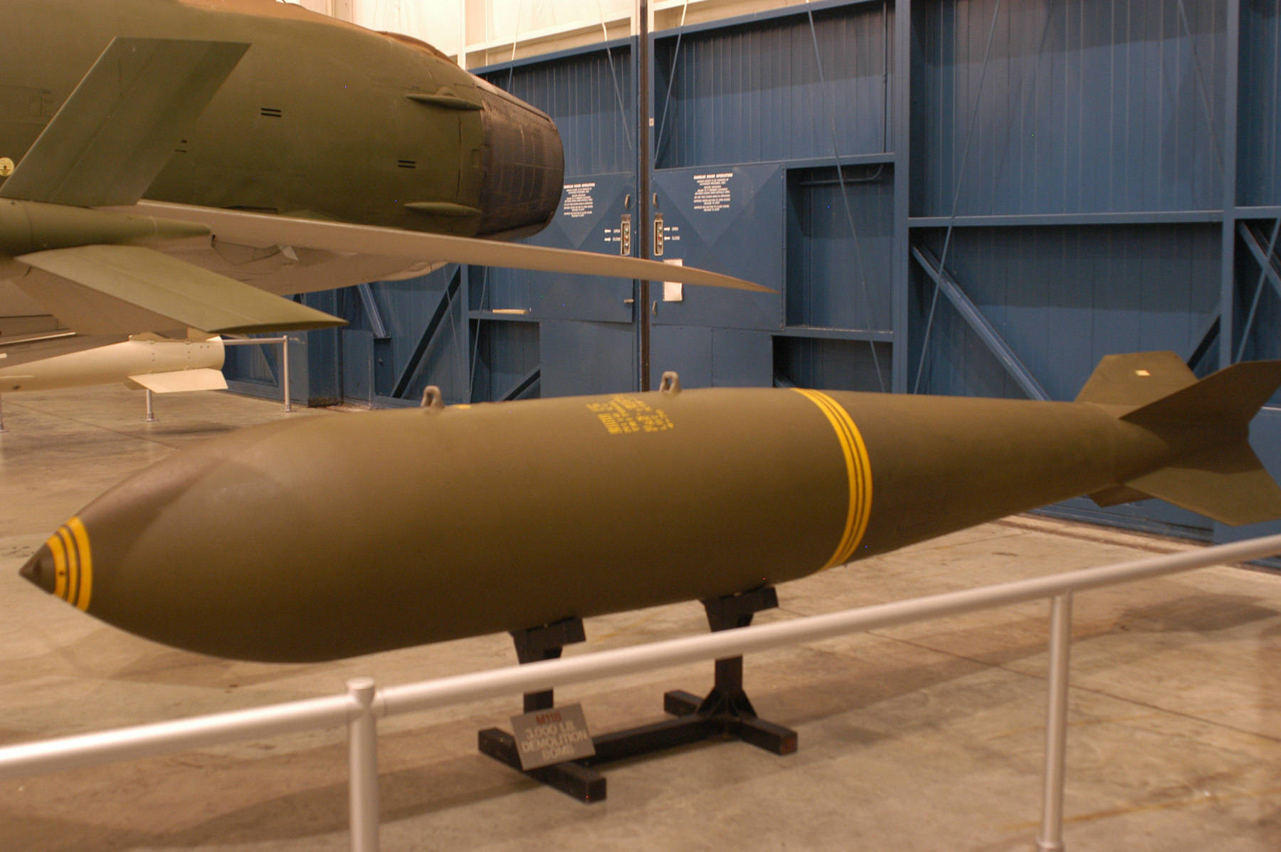 巨型钻地弹_爆炸_目标