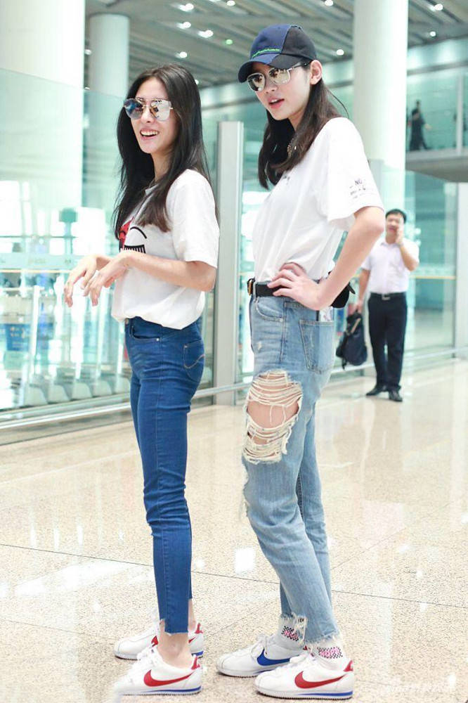 奚梦瑶|张碧晨遇见奚梦瑶，和超模比腿长真大胆，小明穿破洞裤赢得也轻松