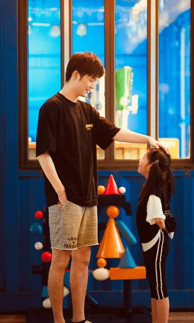 董力阿拉蕾相聚过父亲节父女俩久违同框相处有爱画面超温馨