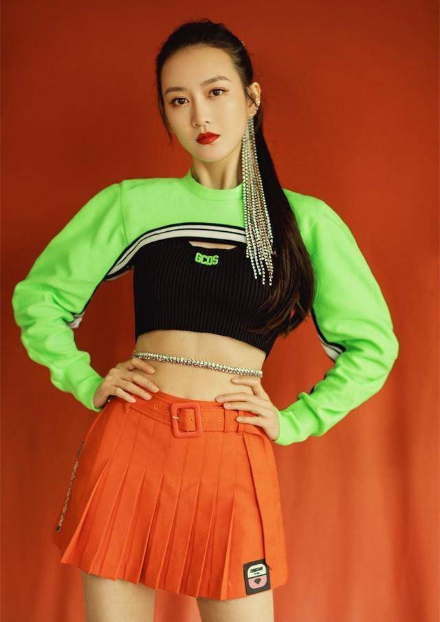 超短裙|37岁王鸥不再低调，“内衣外露”还要搭配超短裙，女团身材太绝了