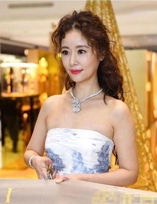 发型|有种拼叫44岁林心如，穿抹胸裙搭羊毛卷头发，无滤镜生图太真实