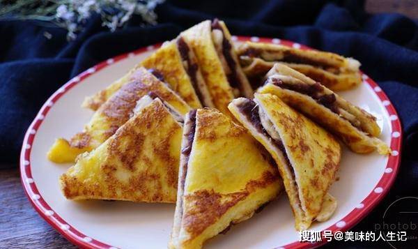 面包|吐司剩了没人吃？加2个香蕉再来点豆沙，煎一煎香甜松软，好吃！