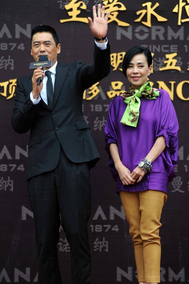 色彩|周润发妻子越老越优雅,薄纱拼接裙高贵有型,不是明星却有星范儿