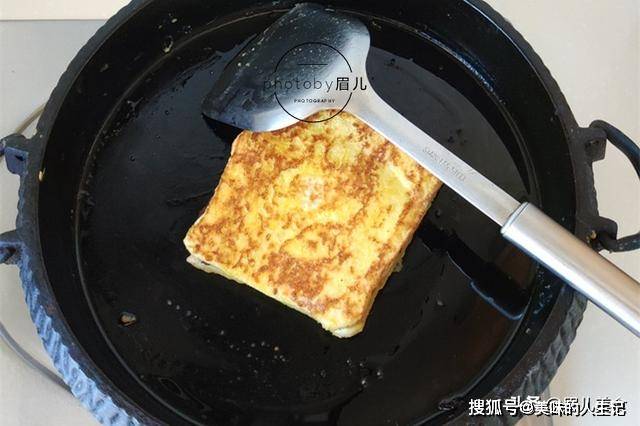 面包|吐司剩了没人吃？加2个香蕉再来点豆沙，煎一煎香甜松软，好吃！