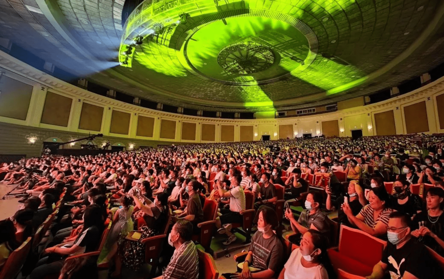 中国广播艺术团艺术季收官,相声名家冯巩压轴登场,现场掌声雷动