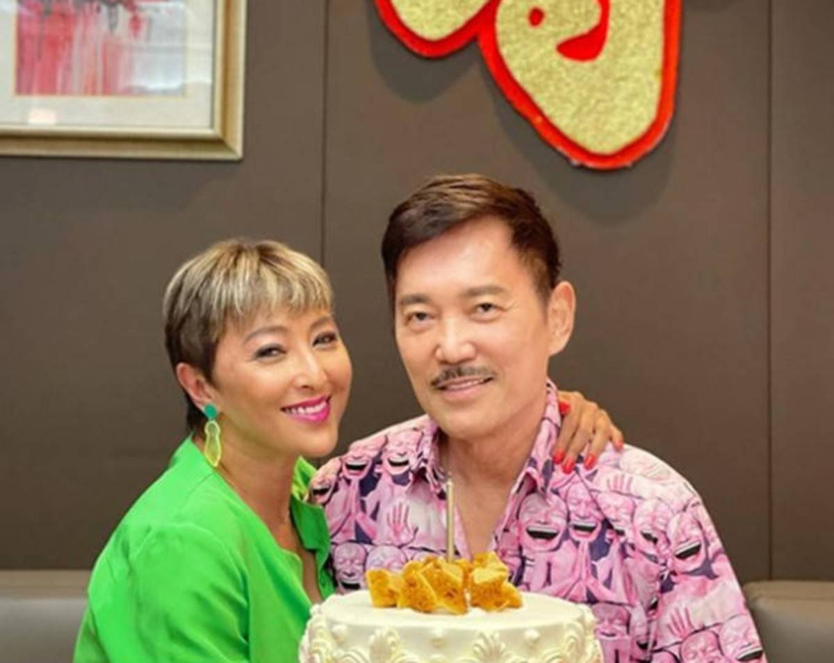 上山诗钠身穿绿色上衣,搭配玫红色口红十分抢镜,她紧紧搂着江耀城,看