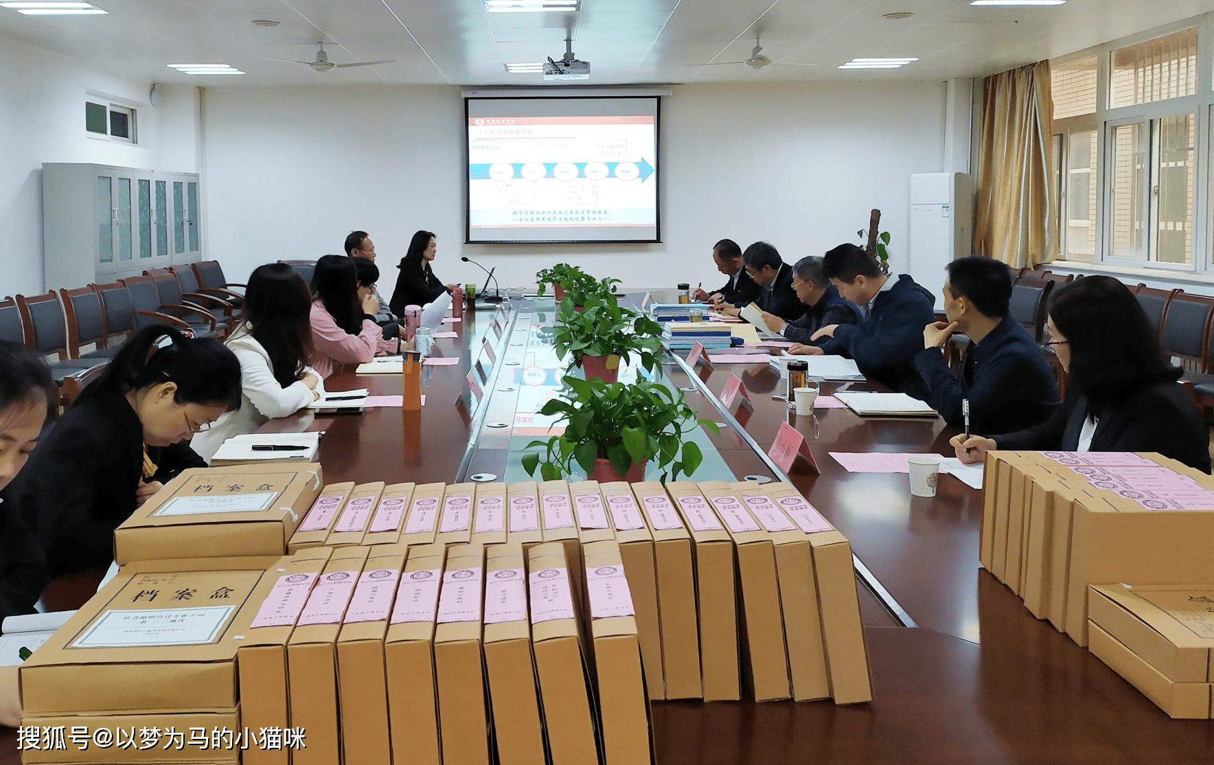 考公务员要考哪个大学 b3eb542a8087449499404461b2437319.png