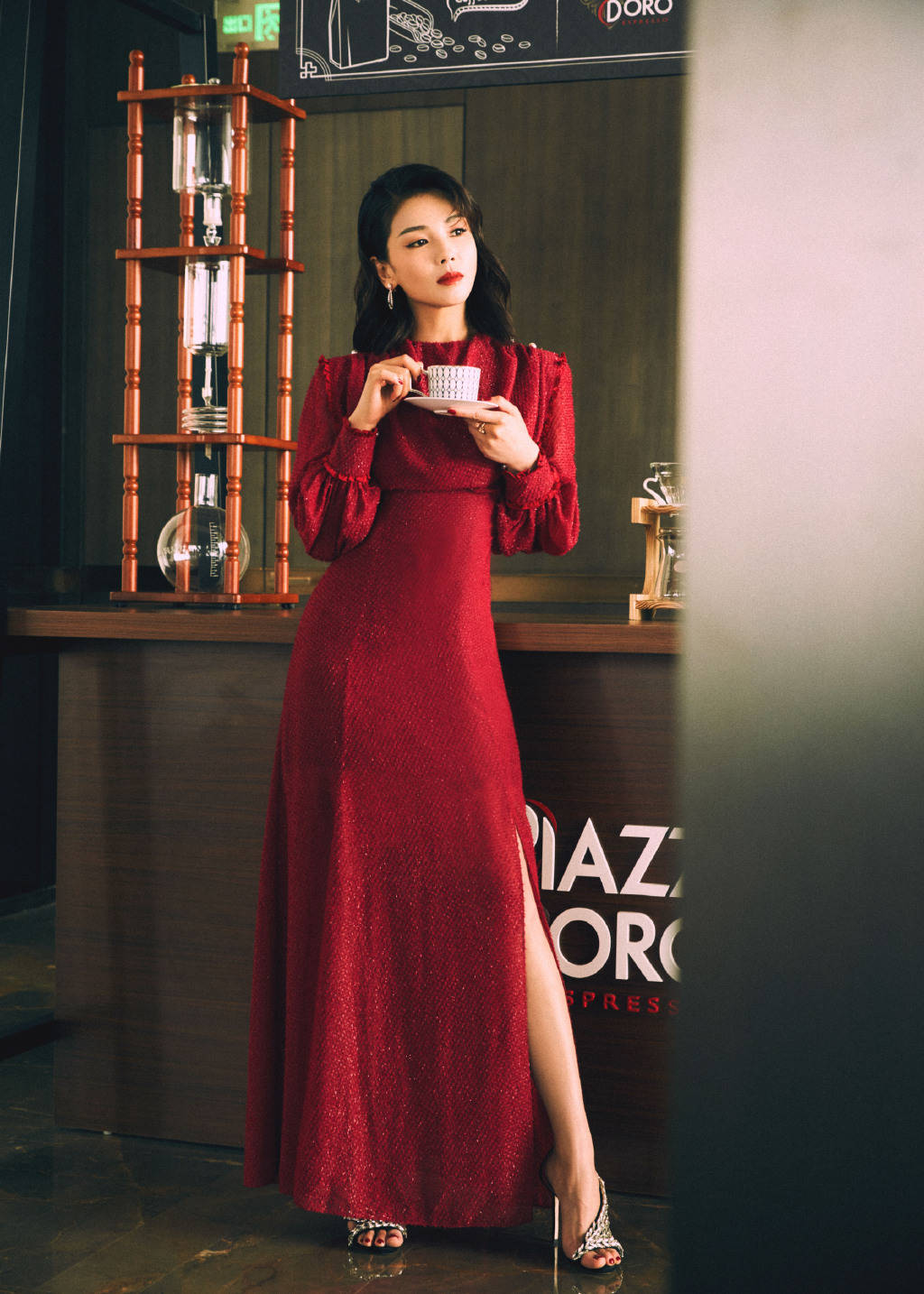 女王|被刘涛美到了，穿开叉裙躺沙发上，秀美腿尽展“高冷范”