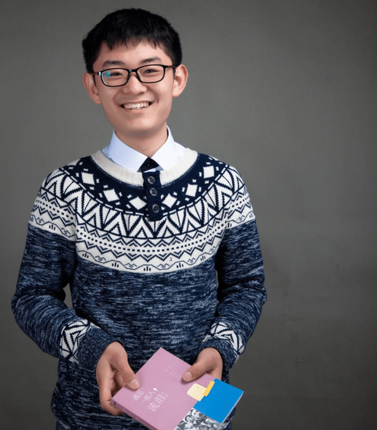 申怡飞从小接受的教育是非常自由自在的,父母支持申怡飞的任何决定,他