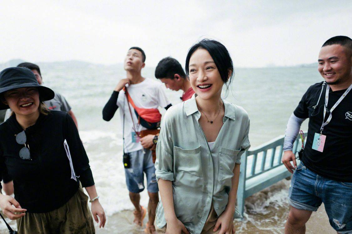 漂亮|周迅晒杀青照，无修饰的脸松垮坑坑洼洼，但纯天然老了也漂亮！