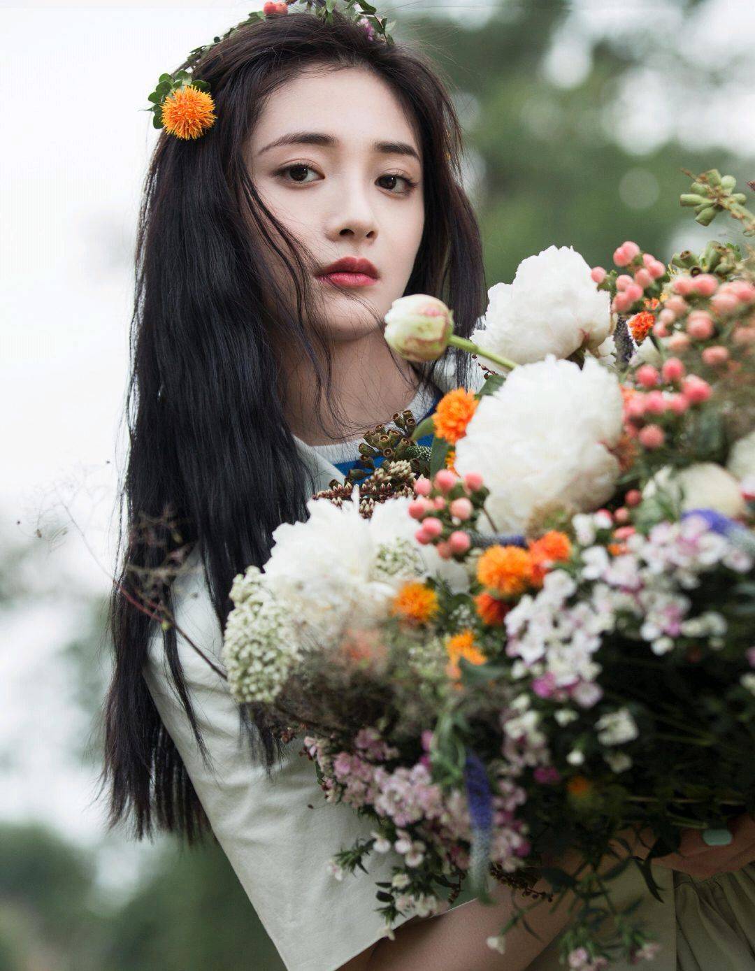 感觉|周洁琼暴露年轻女艺人肌肤问题？穿白色一字肩长裙，肤色差距太大