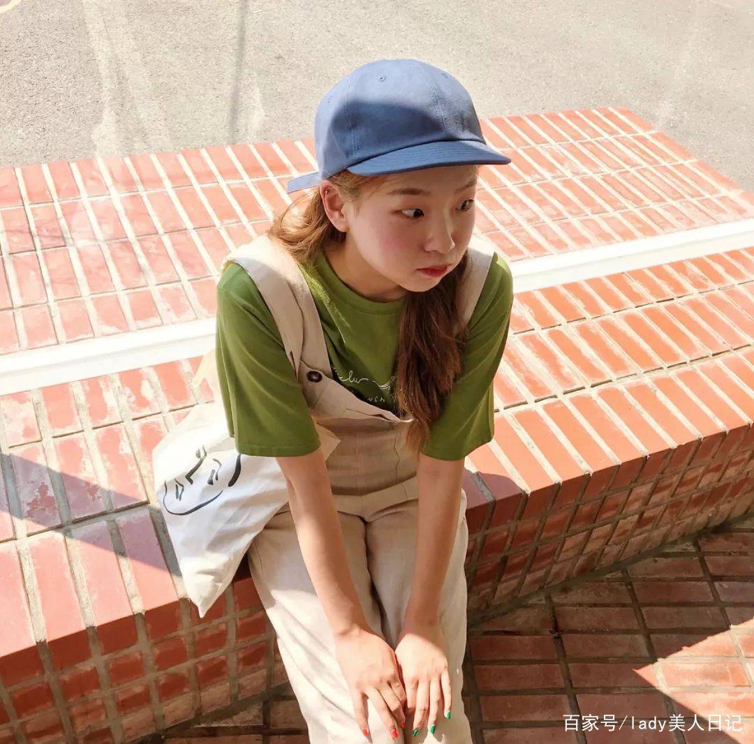 身材|看这样的女子实在是享受!水蜜桃色T恤搭配火红色高腰裙,好舒服
