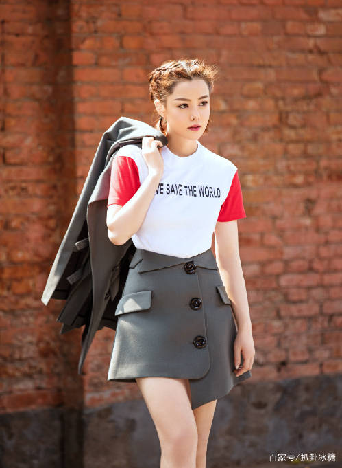刘一|刘一含时尚感真强，紧身T恤配西装短裙，意外成微胖妹子穿衣榜样