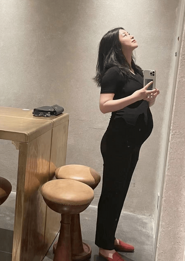 朱珠孕晚期坚持游泳,回应孕期化妆争议:孕妈心情好,宝宝就好_王昀佳