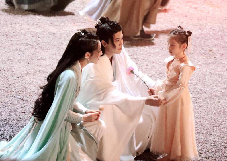 纪云禾|《驭鲛记》将杀青,“长意”妆发惹眼,热巴任嘉伦同框画面太美