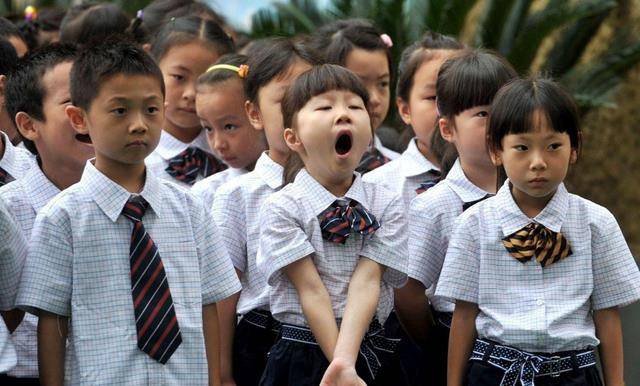 小孩|资历深的幼师告诉你：第一天上幼儿园不哭的小孩，出于这4种家庭