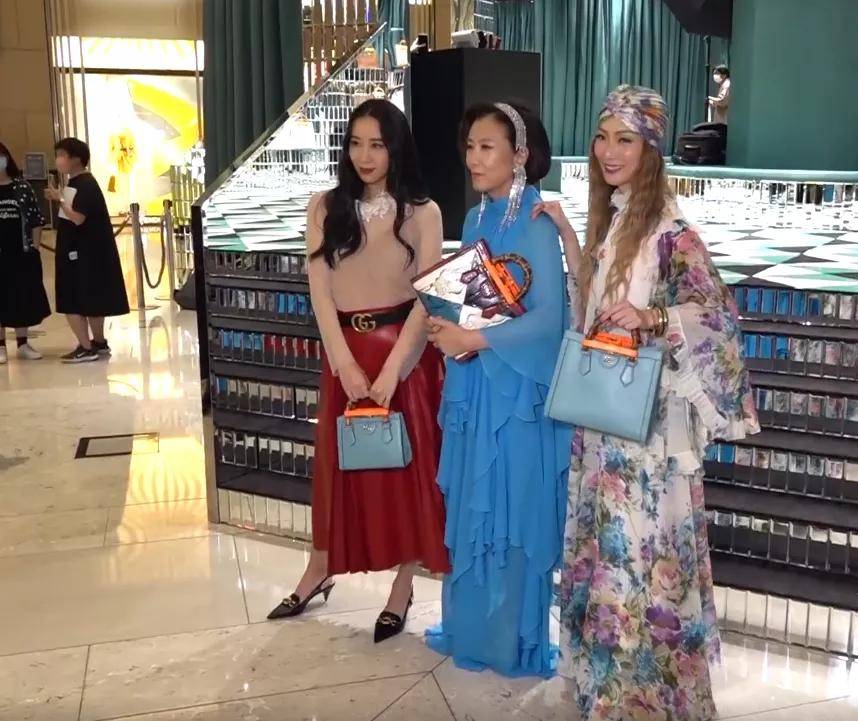 花花|港星出席时尚活动：郑秀文像花花蝴蝶，徐濠萦染金发显非主流