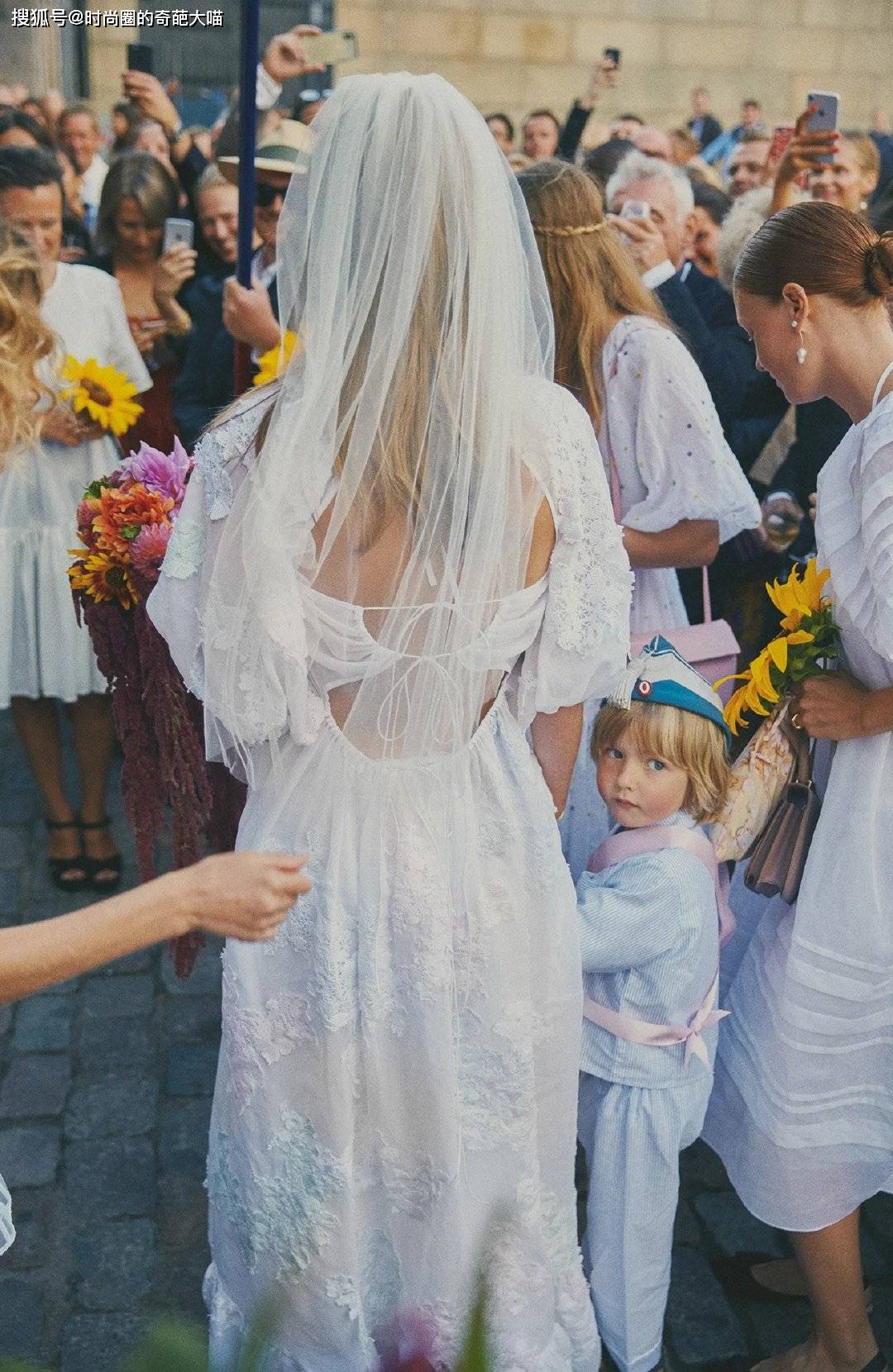 造型|繁琐的婚纱不再流行，吊带裙西装造型深受新娘喜爱，简单优雅